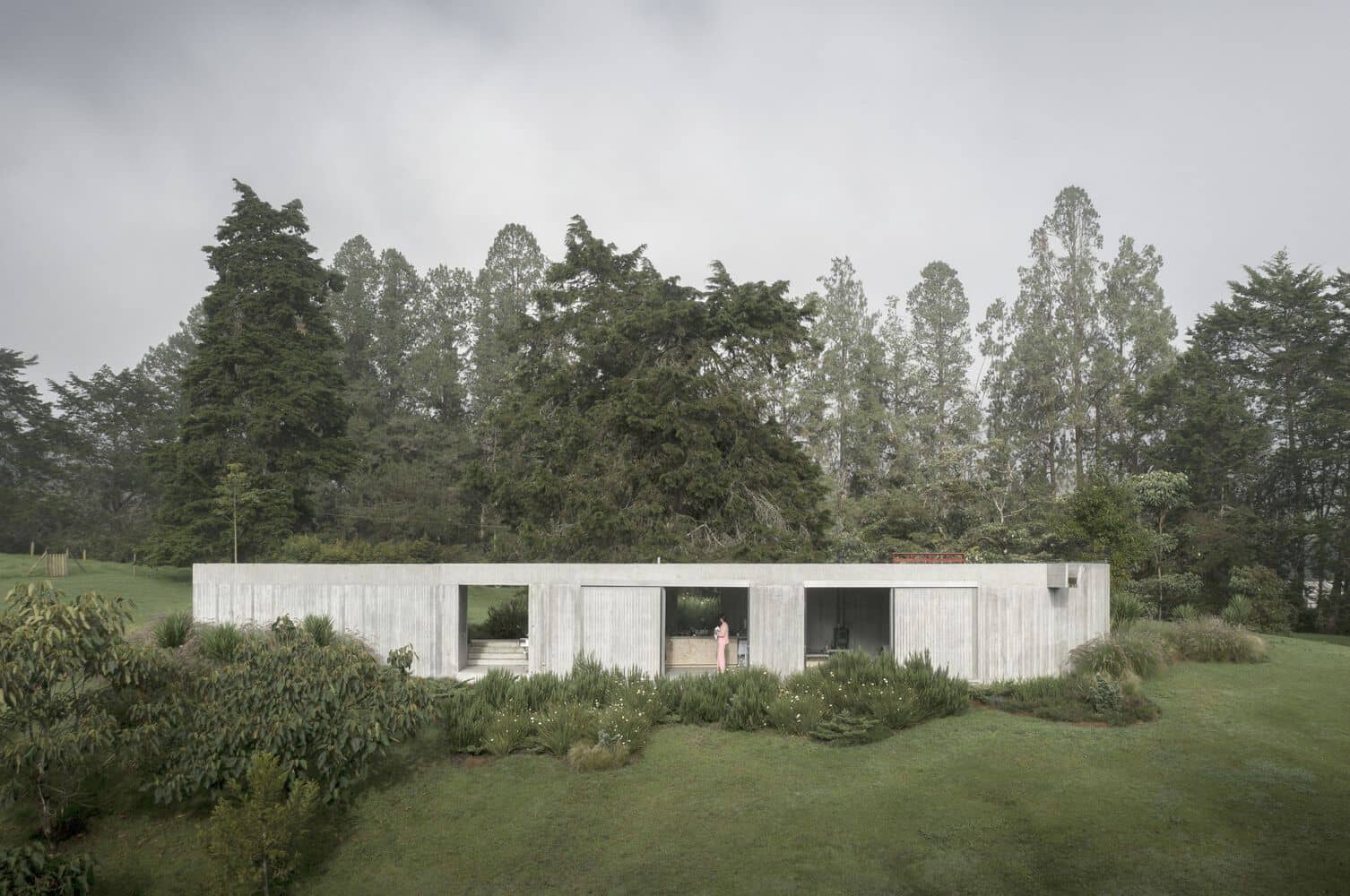 Casa estilo bunker en bosque