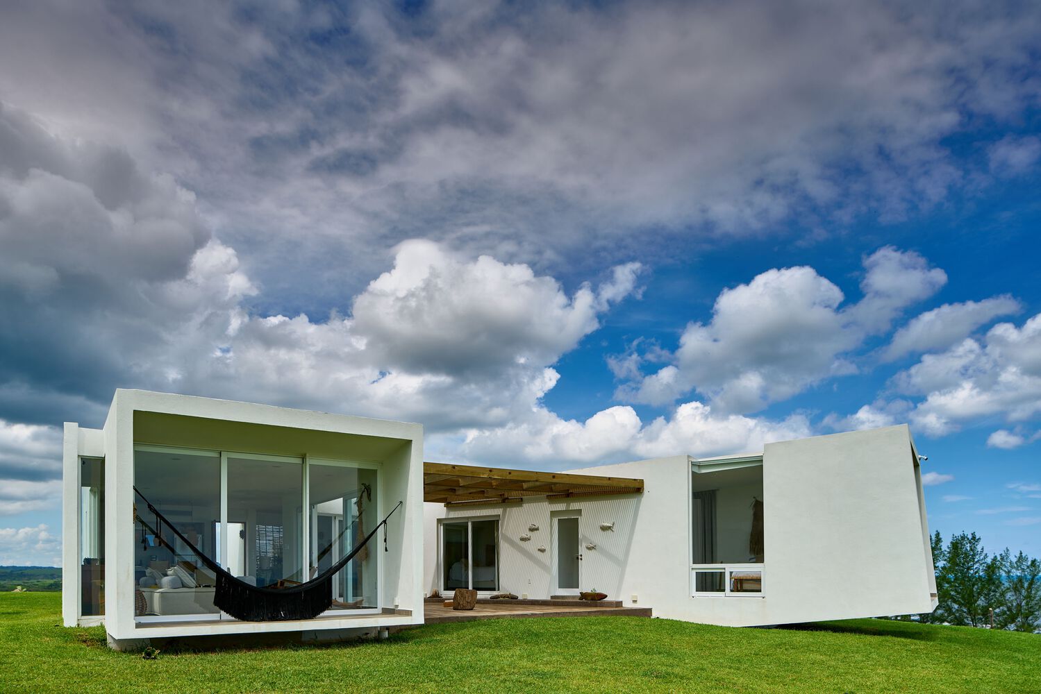 Casa en colina con nubes de fondo